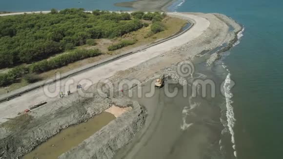 建造海滩防浪堤视频的预览图