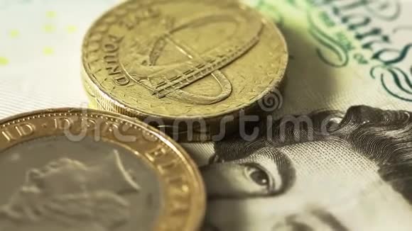 收集英国英镑硬币和一张五英镑钞票慢慢旋转视频的预览图