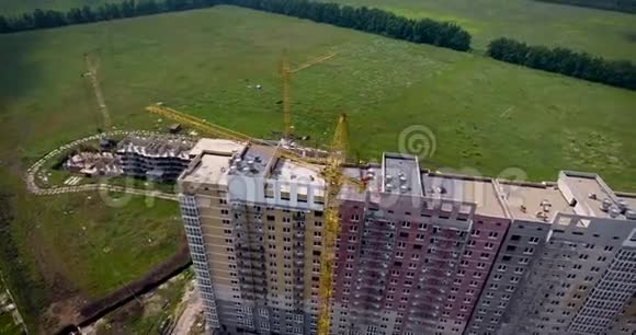 正在施工的建筑物的航拍建公寓楼建筑起重机视频的预览图