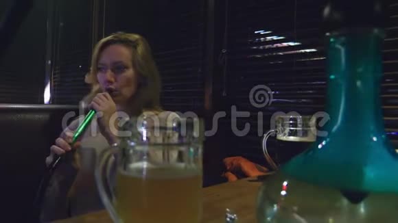 一个女孩在夜总会抽烟喝酒视频的预览图