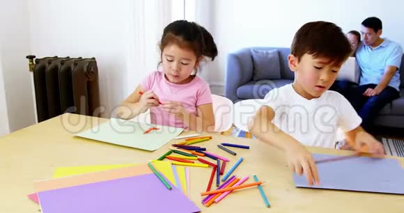 孩子们在做家庭作业而父母则在沙发上放松视频的预览图