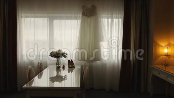 结婚的早晨新娘婚纱视频的预览图