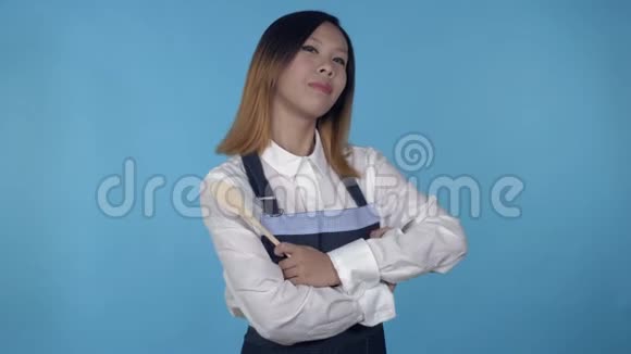 漂亮的韩国女厨师视频的预览图