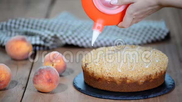 用一个管道袋用糖霜装饰蛋糕夏天的桃派配上焦糖糖屑视频的预览图