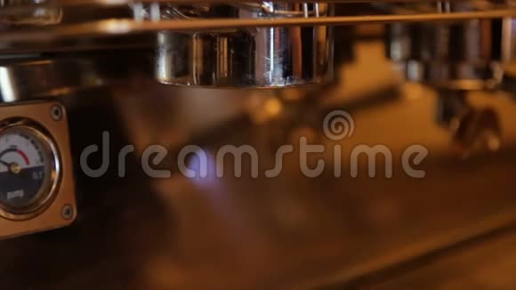 咖啡师在专业咖啡机里加入磨碎咖啡的喇叭视频的预览图