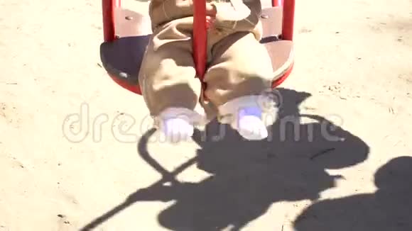 可爱的女婴的腿在摆动视频的预览图