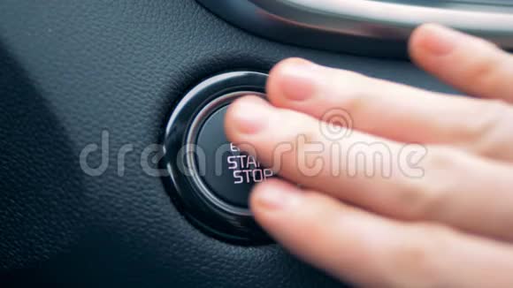 手指在汽车中按动启动和停止按钮视频的预览图
