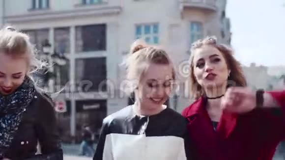 年轻的现代女孩在市中心玩得开心分享秘密和欢笑时尚的专家去购物视频的预览图