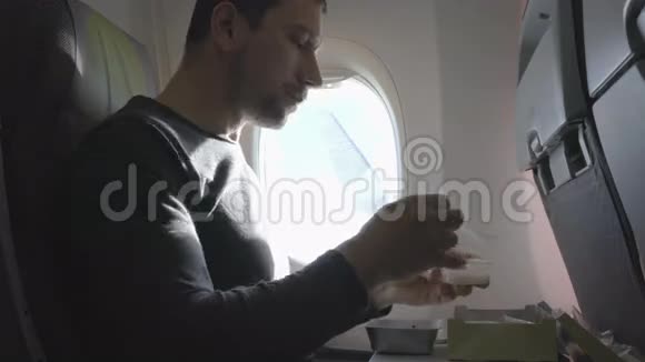 年轻人在飞机上吃午饭视频的预览图