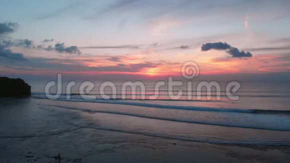 绚丽多彩的日落或日出海洋中有波浪空中景观视频的预览图