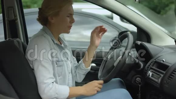 头痛坐在汽车里偏头痛健康状况不佳的女性视频的预览图