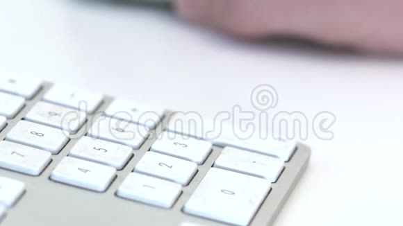 办公室职员用键盘上的数字垫视频的预览图