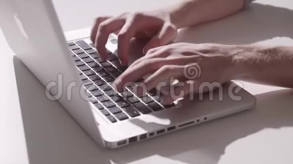 一名男子在笔记本电脑键盘上打字的静态镜头视频的预览图