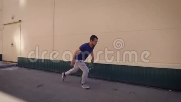 成年男子在滑板上加速然后在滑板上跳起来以执行5的滑动视频的预览图