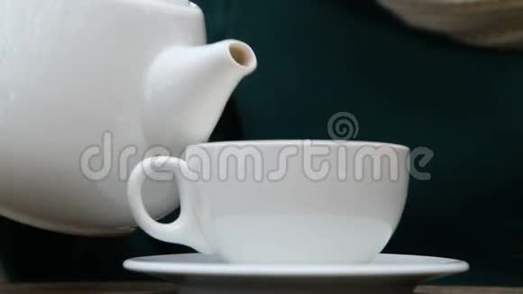 女人往杯子里倒茶视频的预览图