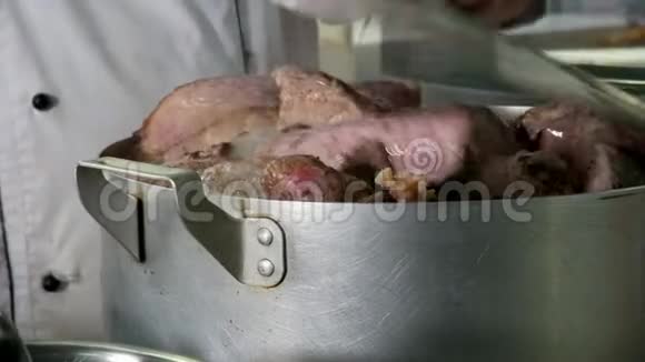 牛肉肉锅煮成汤或在厨房炖视频的预览图