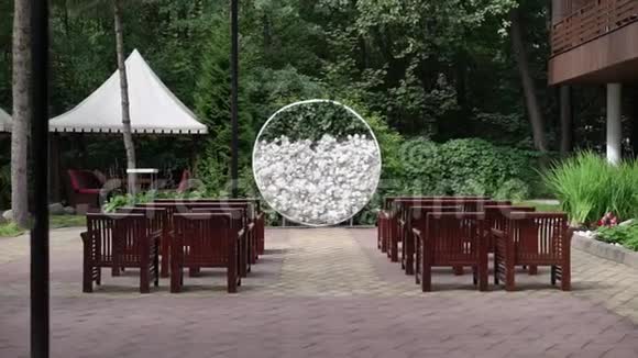 结婚结婚典礼拱门拱门装饰着白花站在树林里在婚礼区视频的预览图