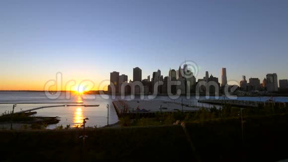 曼哈顿天际线上夕阳西下视频的预览图