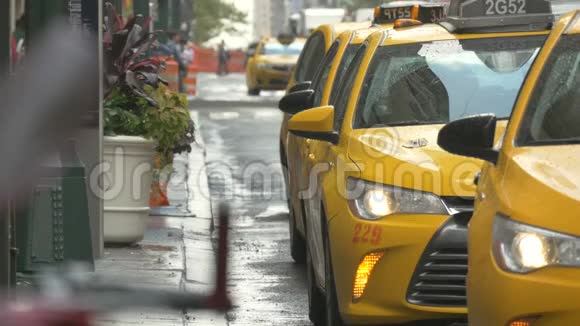 在纽约下雨后关闭潮湿的出租车视频的预览图