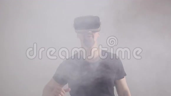 虚拟现实概念戴耳机的男人看起来很感兴趣视频的预览图