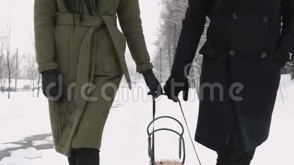 一对夫妇牵着手在冬天走开了慢动作视频的预览图