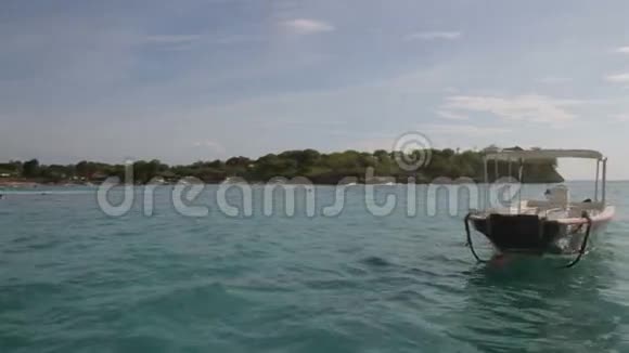 靠近巴厘岛海岸的船视频的预览图