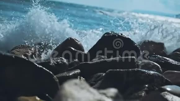 强大的海浪冲击着岩石海滩视频的预览图