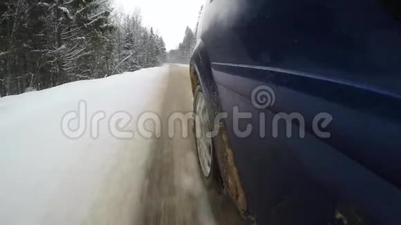 脏雪从汽车的车轮下飞了出来汽车侧面的慢动作视频视频的预览图