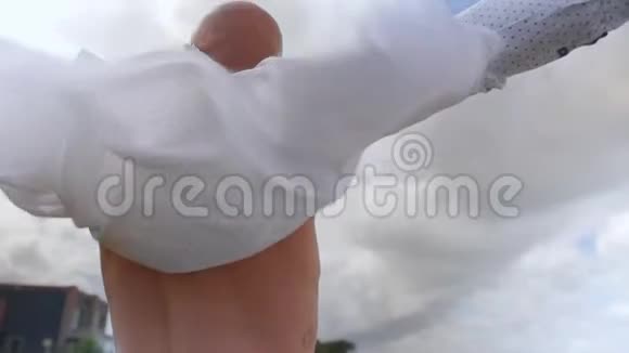 一个人站在云天背景下展开双臂中弹视频的预览图