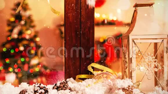 窗外的圣诞装饰和降雪结合在一起视频的预览图