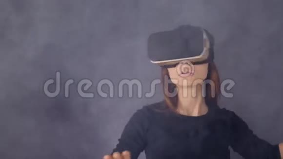 虚拟现实游戏概念一个戴着虚拟现实耳机的女孩看上去很有趣视频的预览图