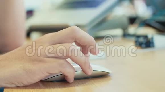 一只手在桌子上用无线鼠标工作视频的预览图