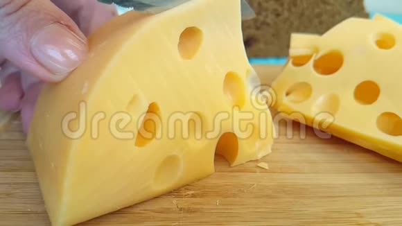 用刀在木切上的瑞士奶酪慢镜头拍摄视频的预览图