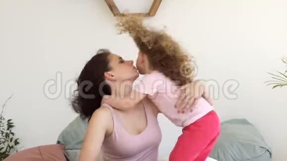 家人母亲和女儿在床上拥抱和交谈视频的预览图