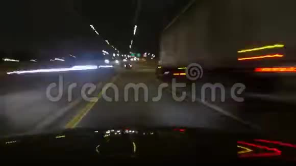 夜间在高速公路上行驶的一段时间视频的预览图