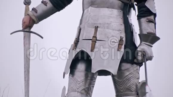 受伤的女骑士手持血剑动作缓慢视频的预览图