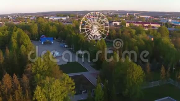 带轨道和大型白色摩天轮气景的公园视频的预览图