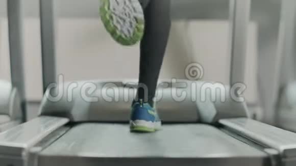 在健身馆的跑步机上特写运动脚视频的预览图