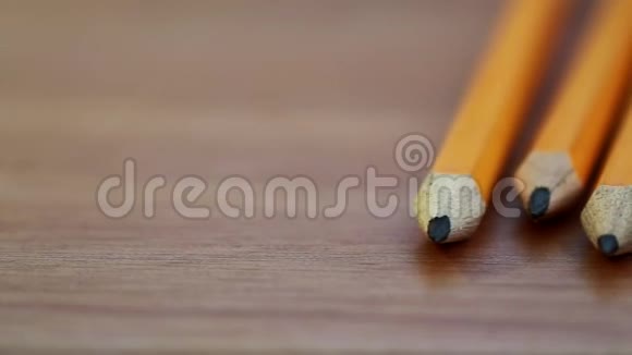 一张盘中的铅笔放在木桌上视频的预览图