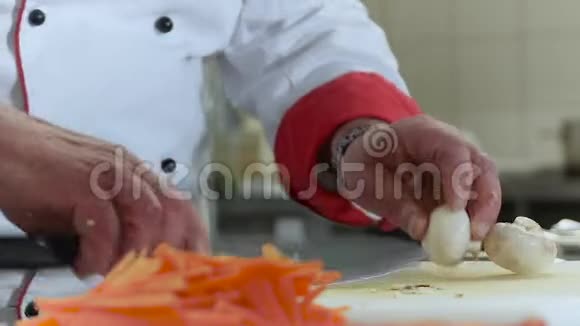 厨师在商业厨房准备食物视频的预览图