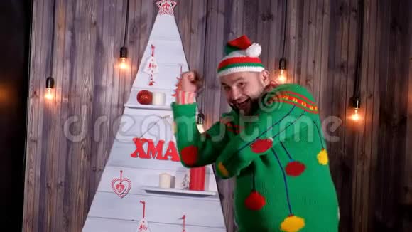 新年头戴圣诞老人帽子的巨魔在周围跳舞和傻瓜视频的预览图