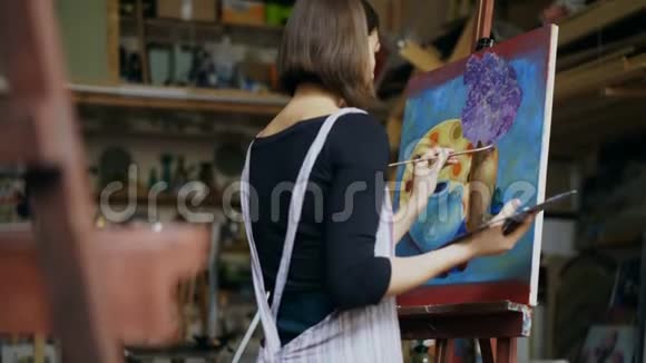 有才华的年轻女画家在油画上画艺术级的画视频的预览图