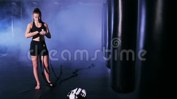 年轻女子把拳头包在拳击馆里视频的预览图
