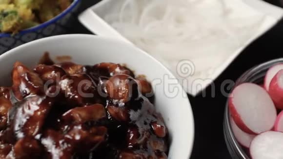 鸡胸肉中的三崎酱西兰花和萝卜亚洲美食视频视频的预览图