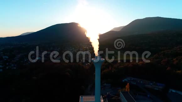 高山景观现代生态工业能源站上空4k高空光荣飞行器视频的预览图