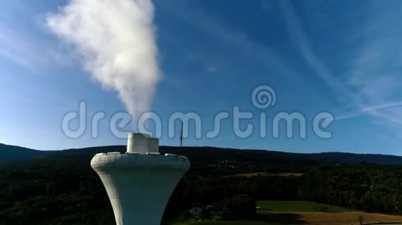 在高山景观的现代生态工业能源站上空高空飞行4k无人机视频的预览图