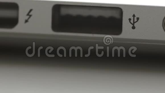将USB棒插入笔记本电脑的USB端口视频的预览图