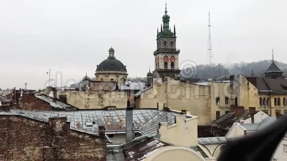 利沃夫乌克兰冬天旧城镇的屋顶视频的预览图