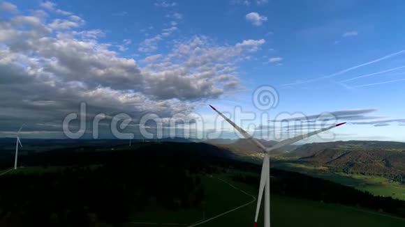高山景观中的现代生态工业能源站高空4k空中飞人视频的预览图