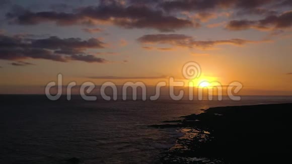 从灯塔轮廓的高度观看法罗德拉斯卡日落在特内里费加那利群岛西班牙野生海岸视频的预览图